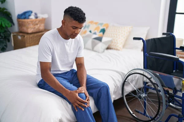 Mladý Latinský Muž Trpí Zranění Kolena Sedí Posteli Ložnici — Stock fotografie