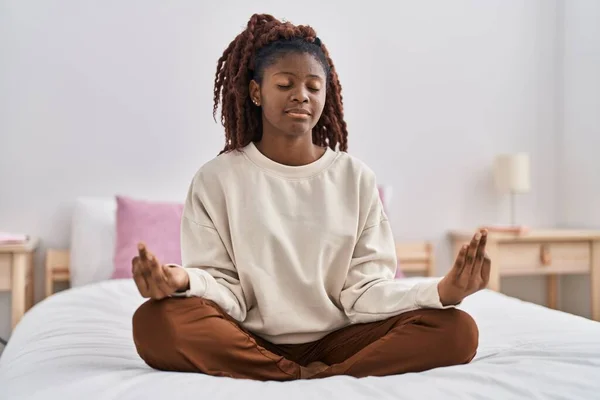 Mujer Afroamericana Haciendo Ejercicio Yoga Sentada Cama Dormitorio —  Fotos de Stock