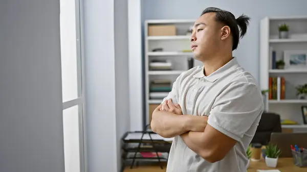 Odaklanmış Bir Adamı Olan Genç Çinli Ofis Penceresinden Dışarı Yan — Stok fotoğraf