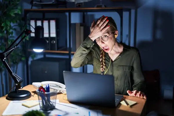Young Blonde Woman Working Office Night Surprised Hand Head Mistake — Stock Photo, Image