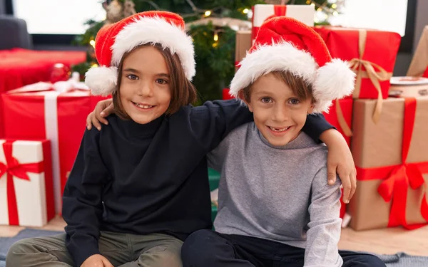 Sevimli Çocuklar Noel Evde Kutlarken Birbirlerine Sarılıyorlar — Stok fotoğraf