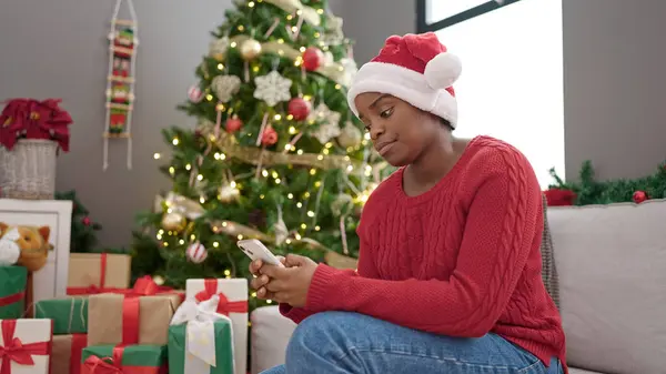 Afrikaans Amerikaanse Vrouw Vieren Kerst Met Behulp Van Smartphone Thuis — Stockfoto