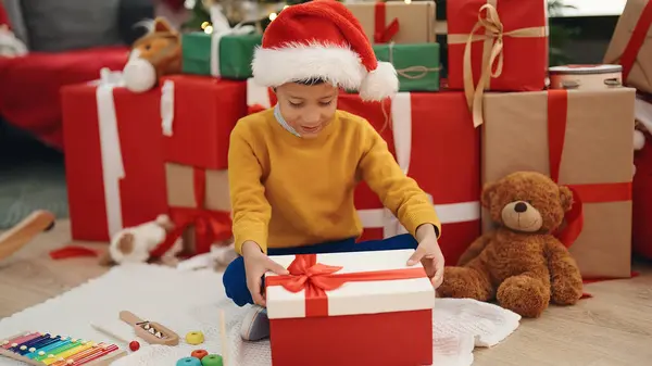 Sevimli Spanyol Çocuk Noel Ağacının Yanında Oturmuş Hediyesini Açıyor — Stok fotoğraf