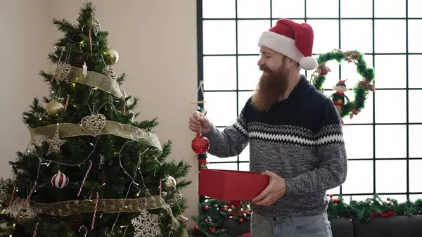 Νεαρός Κοκκινομάλλης Άνδρας Χαμογελά Σίγουρος Διακόσμηση Χριστουγεννιάτικο Δέντρο Στο Σπίτι — Φωτογραφία Αρχείου