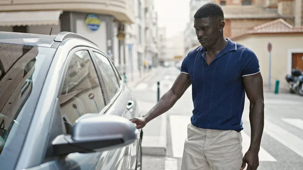 非洲裔美国人在街上开车门 — 图库照片