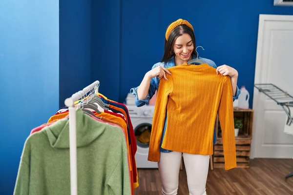 Young Beautiful Hispanic Woman Holding Clothes Rack Laundry Room —  Fotos de Stock