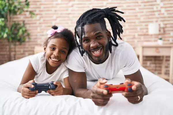 Father Daughter Playing Video Game Lying Bed Bedroom — Foto de Stock