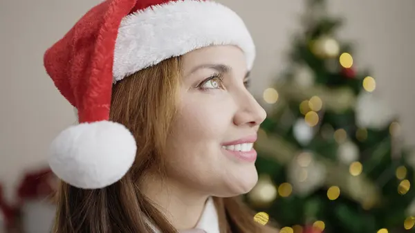Νεαρή Όμορφη Ισπανόφωνη Γυναίκα Χαμογελά Αυτοπεποίθηση Στέκεται Δίπλα Στο Χριστουγεννιάτικο — Φωτογραφία Αρχείου