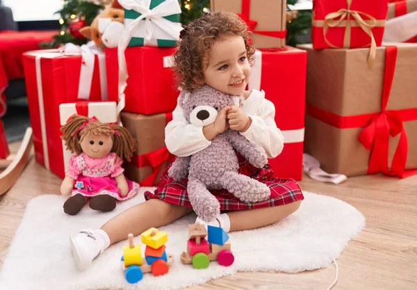 可爱的小毛孩抱着玩具熊坐在地板上 在家里收到圣诞礼物 — 图库照片