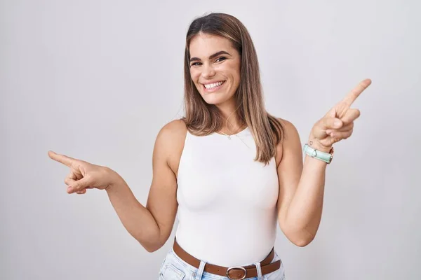 Mujer Joven Hispana Pie Sobre Fondo Blanco Sonriendo Confiada Señalando — Foto de Stock