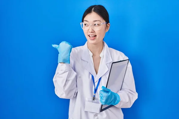 Čínská Mladá Žena Pracující Laboratoři Vědec Usmívá Veselou Tváří Hledá — Stock fotografie