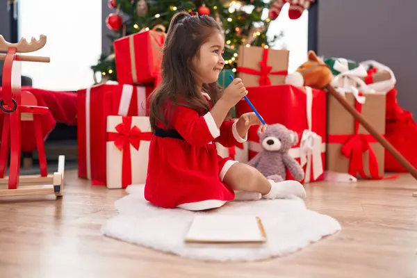Rozkošná Hispánská Dívka Psaní Santa Claus Dopis Sedí Podlaze Vánočního — Stock fotografie