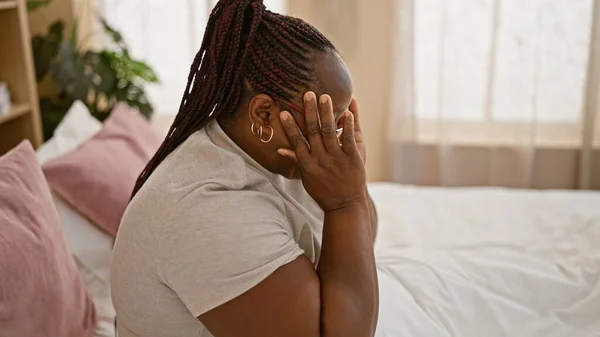 Африканская Женщина Косичками Выглядящая Подавленной Стрессом Беспокойно Отдыхающая Кровати Уставшая — стоковое фото