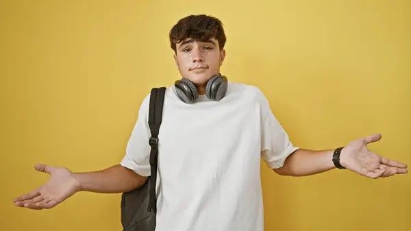 Joven Adolescente Hispano Despistado Usando Auriculares Mochila Pie Aislado Sobre —  Fotos de Stock