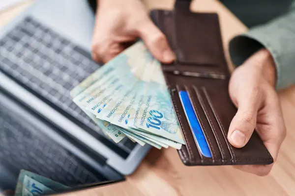 Junger Mann Hält Brieftasche Mit Echten Brasilianischen Banknoten Büro — Stockfoto
