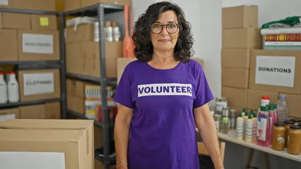 Middle Age Hispanic Woman Volunteer Standing Serious Face Charity Center — Stock Photo, Image
