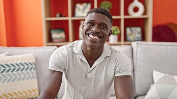 Afričan Americký Muž Usměvavý Sebevědomě Sedí Pohovce Doma — Stock fotografie