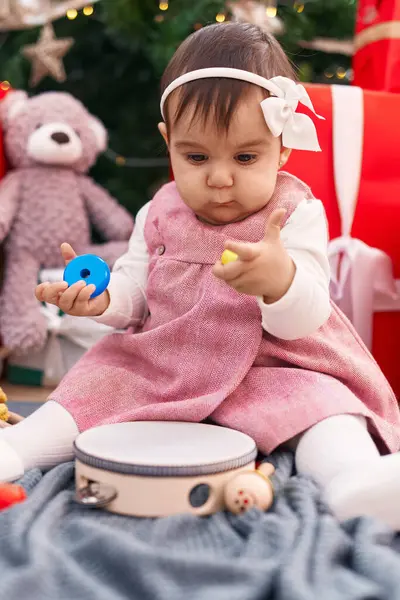 Schattige Spaanse Baby Houdt Hoepels Speelgoed Zitten Vloer Door Kerstboom — Stockfoto