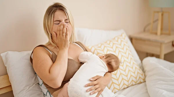 ベッドに座っている母と娘 授乳中の赤ん坊 寝室で疲れている — ストック写真