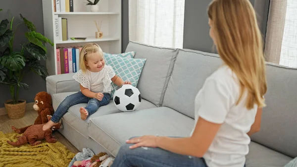 Šťastná Bělošská Matka Dcera Spolu Hrají Fotbal Pohodlně Sedí Pohovce — Stock fotografie