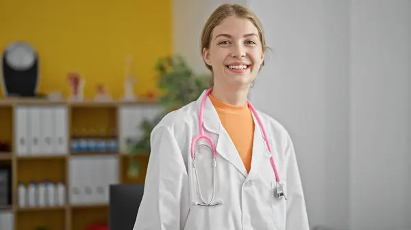 Young Blonde Woman Doctor Smiling Confident Standing Clinic — 스톡 사진
