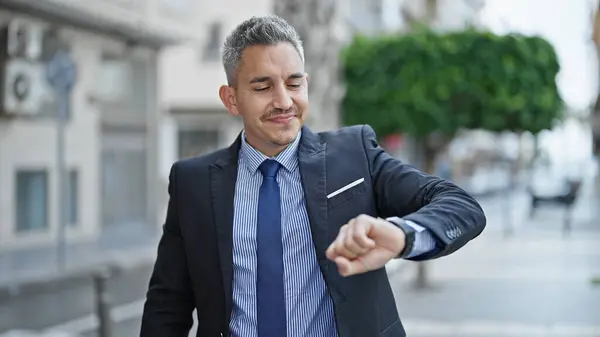 Junger Hispanischer Geschäftsmann Lächelt Selbstbewusst Und Schaut Auf Die Straße — Stockfoto