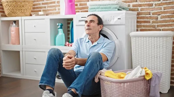 Çamaşır Odasında Stresli Orta Yaşlı Bir Adam Çamaşır Makinesine Yaslanıyor — Stok fotoğraf