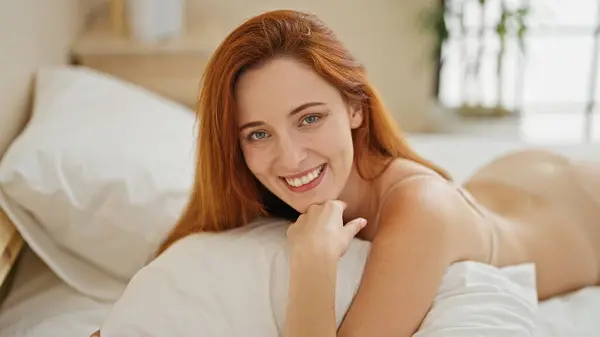 Ung Rödhårig Kvinna Underkläder Liggande Sängen Krama Kudde Sovrummet — Stockfoto