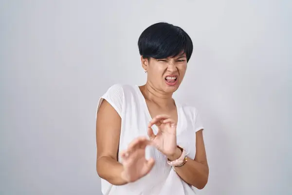 Young Asian Woman Short Hair Standing Isolated Background Disgusted Expression — Stock Photo, Image
