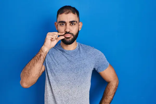 Middle East Man Beard Standing Blue Background Mouth Lips Shut — Stock Photo, Image