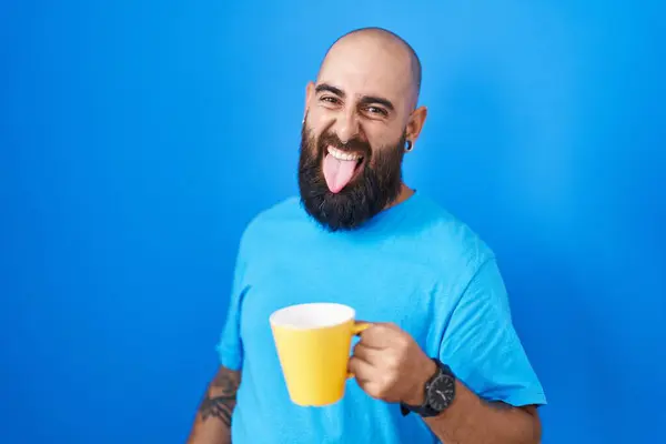Joven Hombre Hispano Con Barba Tatuajes Bebiendo Una Taza Café — Foto de Stock
