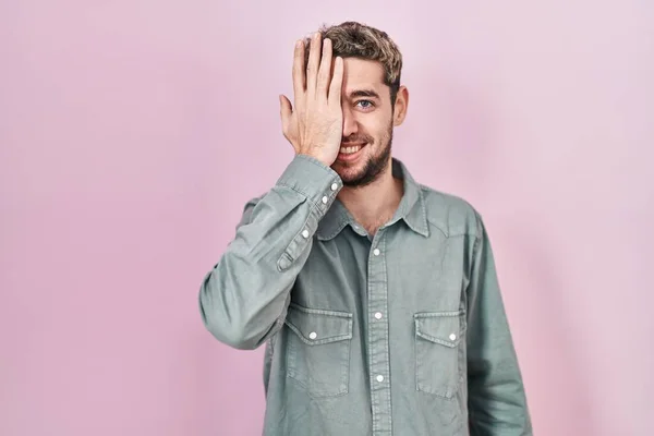 Hispanic Man Beard Standing Pink Background Covering One Eye Hand — Stock Photo, Image