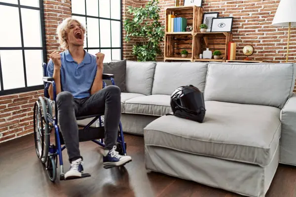 Mladý Muž Sedí Invalidním Vozíku Motocyklu Nehody Slaví Šílený Šílený — Stock fotografie