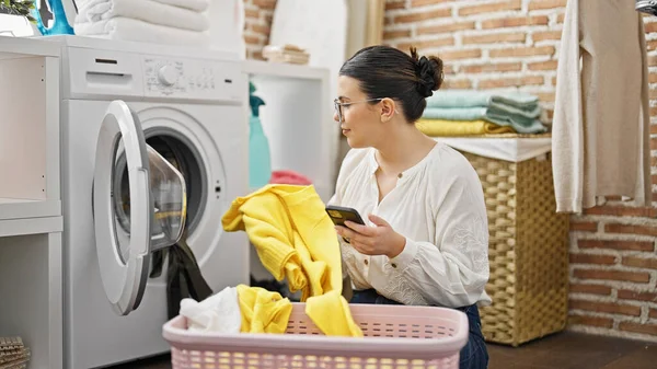 Mladý Krásný Hispánec Žena Dělá Prádelna Pomocí Smartphone Prádelně — Stock fotografie