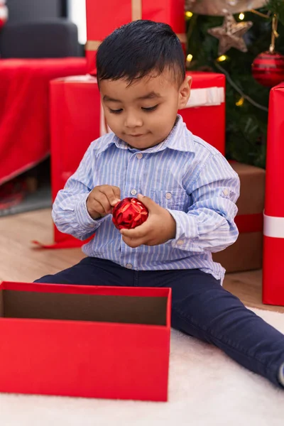 Adorabile Bambino Ispanico Che Tiene Decorazione Della Palla Natale Seduto — Foto Stock