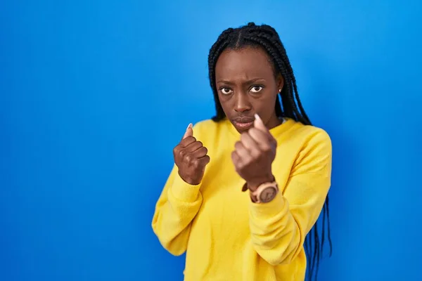 Mooie Zwarte Vrouw Staan Blauwe Achtergrond Klaar Vechten Met Vuist — Stockfoto