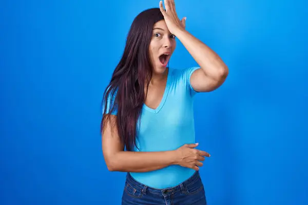 Young Hispanic Woman Standing Blue Background Surprised Hand Head Mistake — Stockfoto