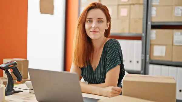 Junge Rothaarige Frau Commerce Unternehmer Mit Laptop Lächelnd Büro — Stockfoto