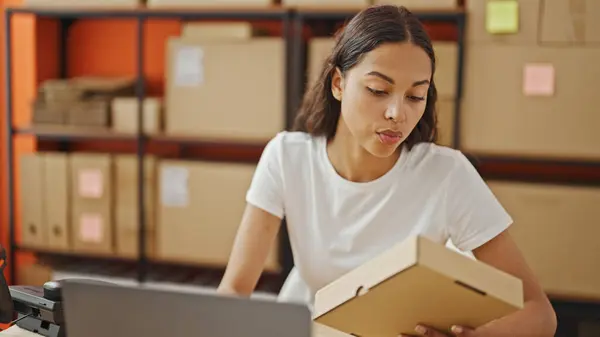 African American Woman Ecommerce Business Worker Using Computer Holding Package — Stock Photo, Image