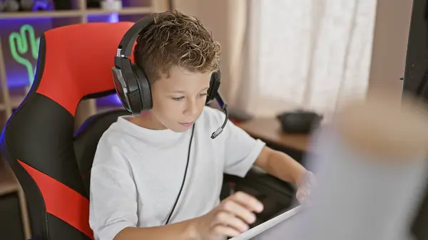 在游戏室用电脑玩电子游戏的金发男孩流 — 图库照片