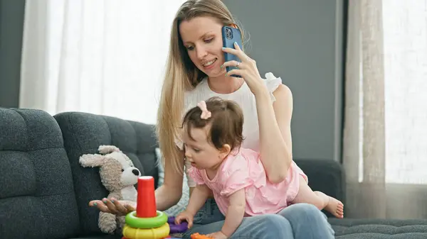 Madre Hija Hablando Smartphone Mientras Juegan Con Aros Casa — Foto de Stock