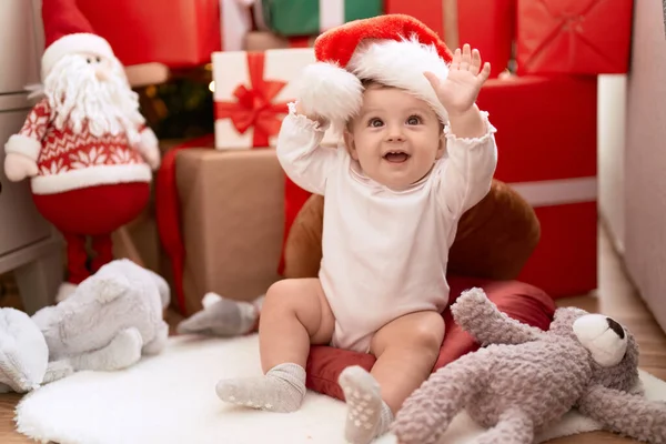 Bedårande Småbarn Ler Tryggt Sittande Golvet Med Julklapp Hemma — Stockfoto