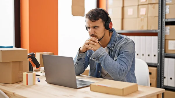 Joven Hispano Hombre Comercio Electrónico Agente Negocios Que Tiene Videollamada — Foto de Stock