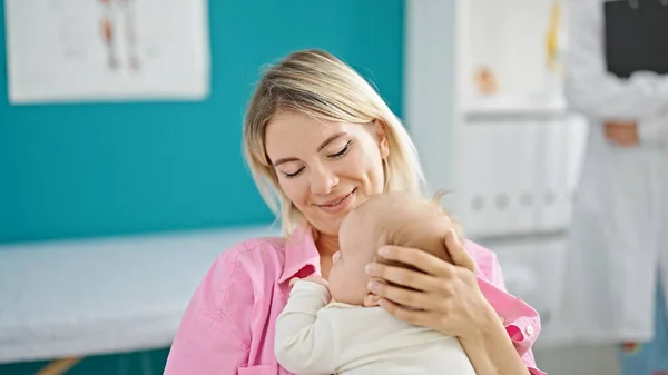 Moeder Dochter Knuffelen Elkaar Glimlachend Kliniek — Stockfoto