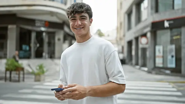 Veselý Mladý Hispánský Teenager Pohledný Chlapík Usmívající Zatímco Zapojuje Online — Stock fotografie