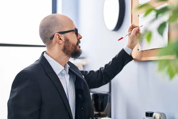 Young Bald Man Business Worker Writing Cork Board Office — Stock Photo, Image
