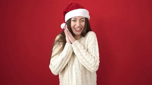 Jovem Bela Mulher Hispânica Sorrindo Confiante Vestindo Chapéu Natal Sobre — Fotografia de Stock