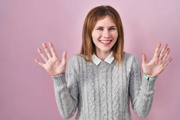 Beautiful Woman Standing Pink Background Showing Pointing Fingers Number Ten — Stock Photo, Image