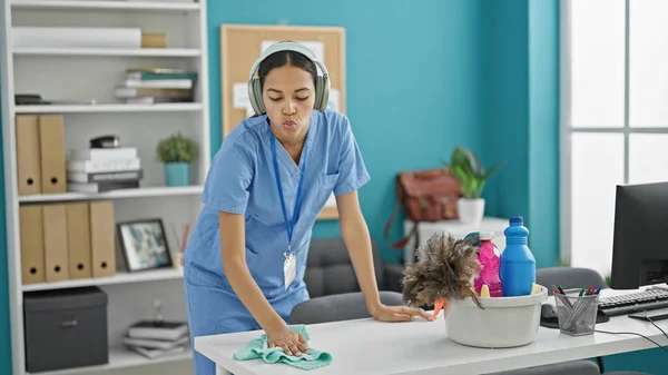 Mujer Afroamericana Limpiadora Profesional Mesa Limpieza Escuchando Música Oficina —  Fotos de Stock