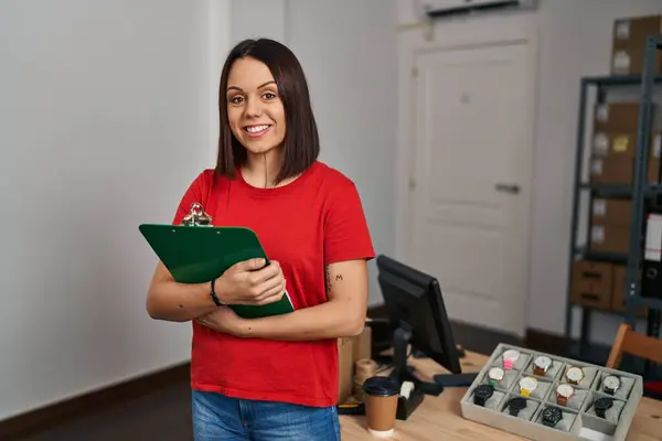 Joven Mujer Hispana Hermosa Comercio Electrónico Trabajador Negocios Sonriendo Confiado —  Fotos de Stock